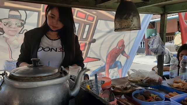 Dewi Penjual Angkringan di Banjarsari Solo