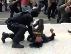Viral, Oknum Polisi Membanting Mahasiswa Demonstran Hingga Pingsan